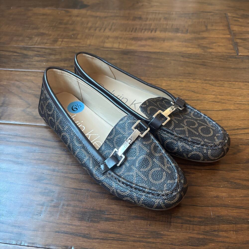 Calvin Klein Women’s Leanna Brown Logo Driving Loafers Slip On Sz 6.5 Metal Bit